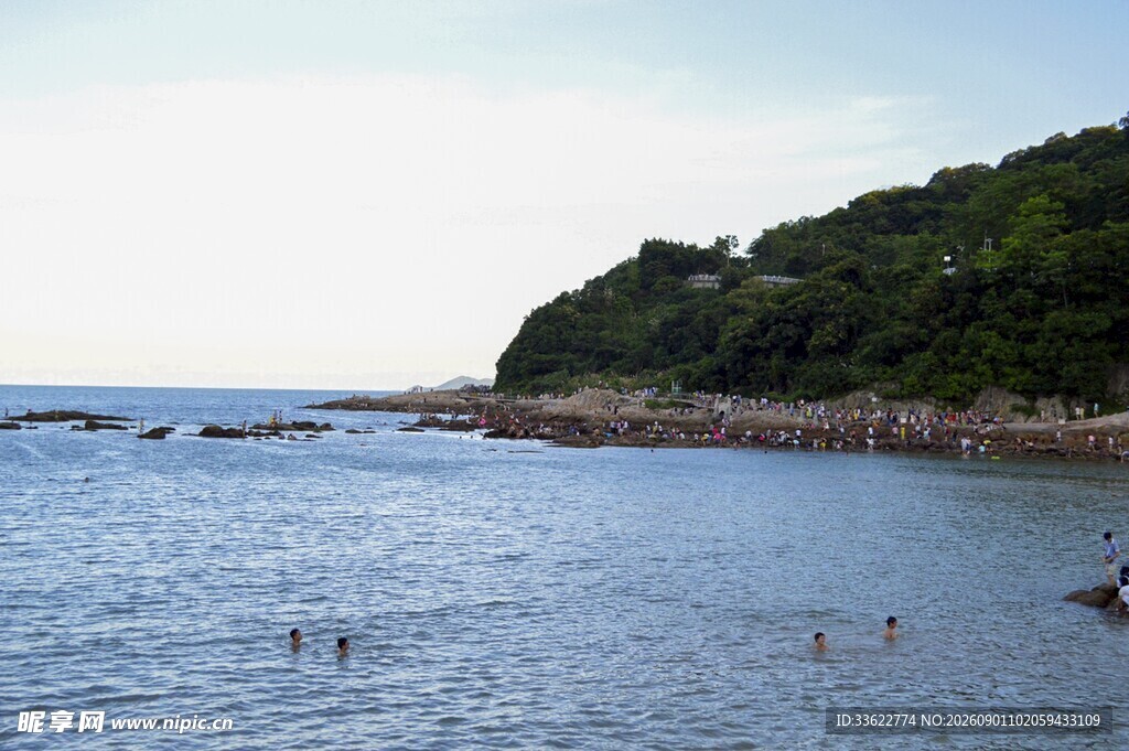 海滨风光水中嬉戏者