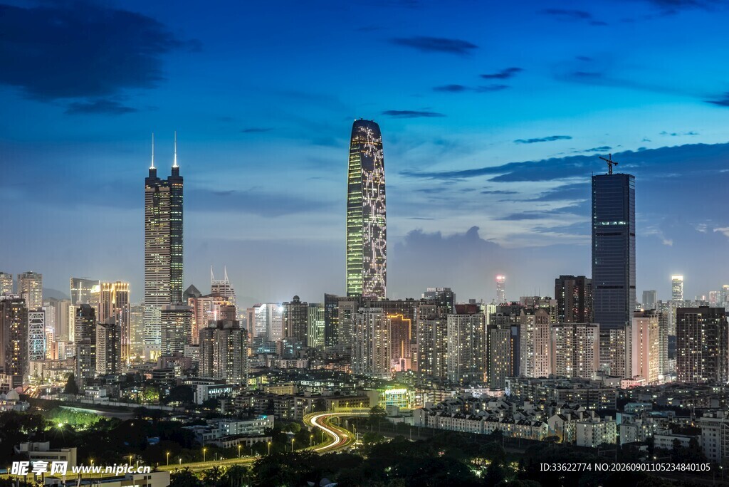 都市夜景璀璨高楼林立