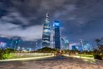 都市夜景中的璀璨摩天大楼