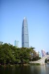 深圳地标建筑旁的湖景