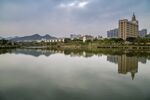 湖畔城市风光倒影美景