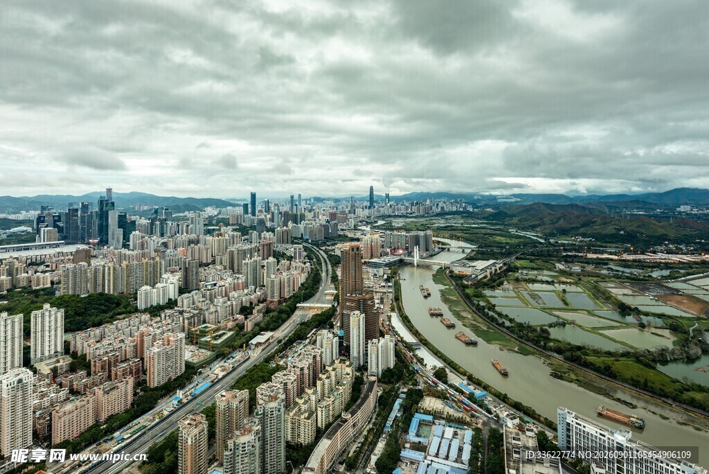 城市俯瞰 高楼与蜿蜒道路