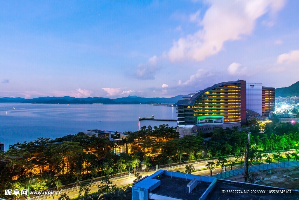 海滨城市夜景璀璨风光
