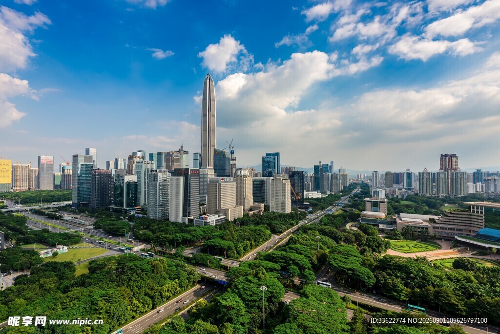 都市繁华景观与绿意交融