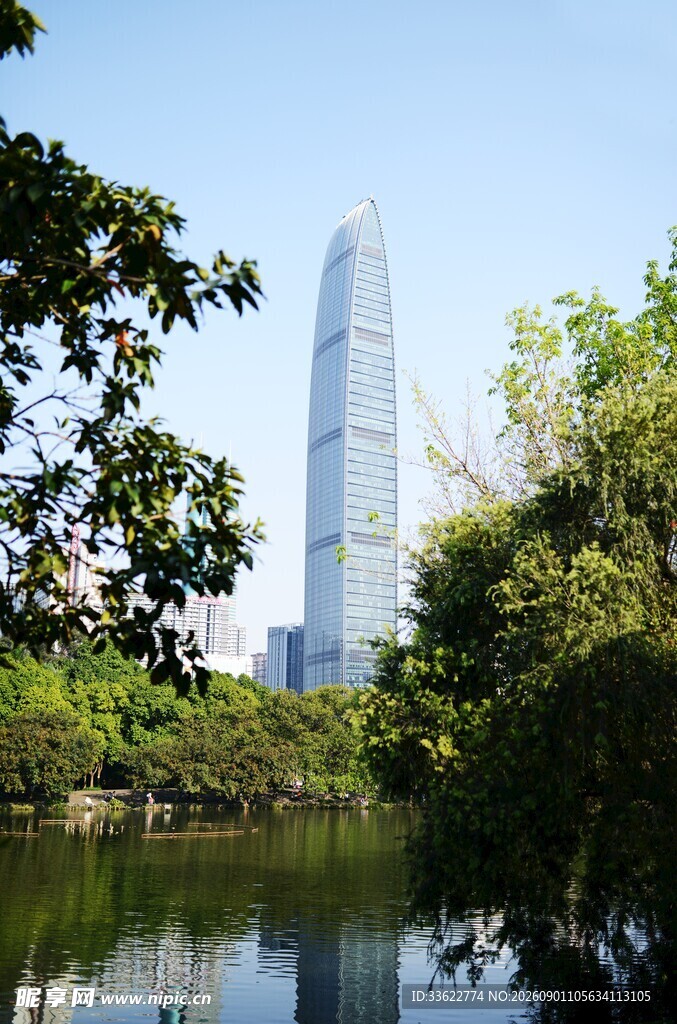 湖畔高楼与葱郁绿植景观