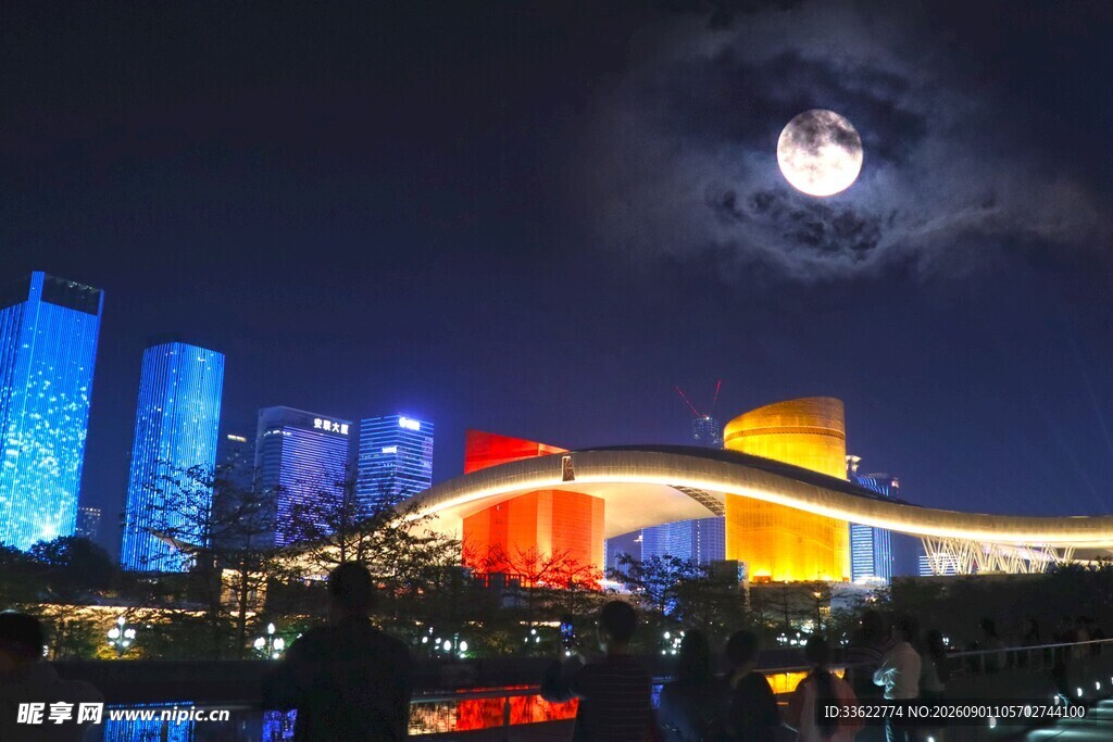 城市夜景中的璀璨建筑
