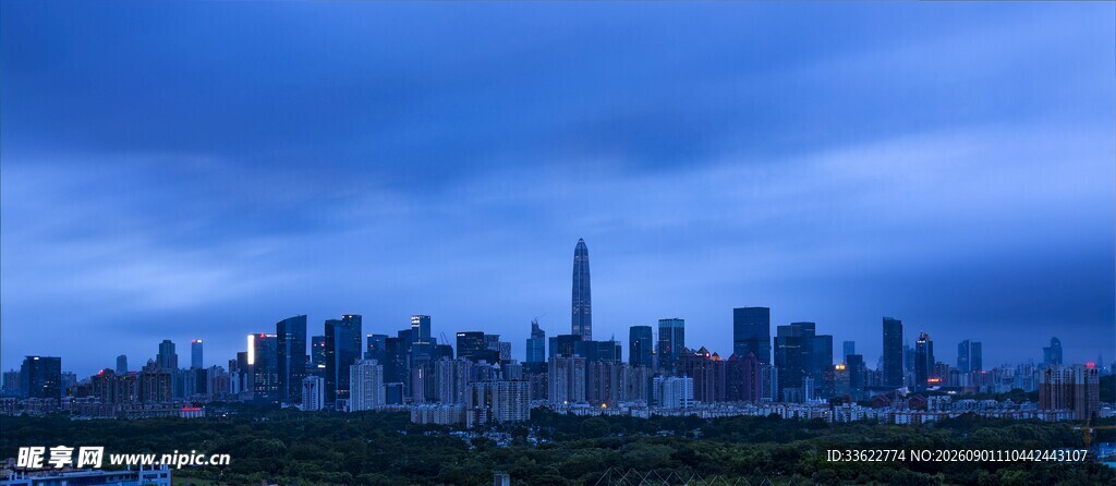 夜幕下的城市天际线