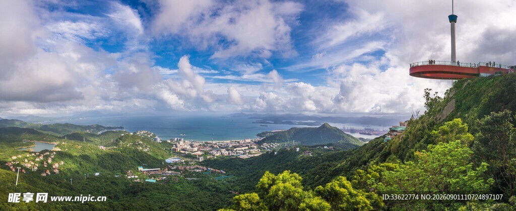 山巅观景台俯瞰秀丽风光