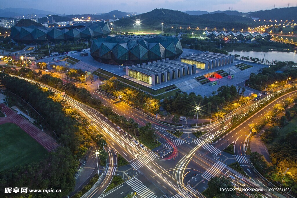 城市夜景中的道路与建筑
