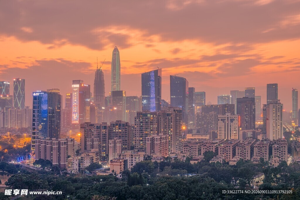 夕阳晚霞下的深圳城市夜景