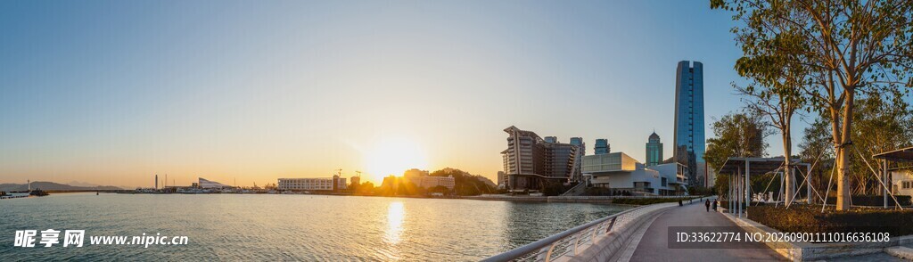 温暖阳光中的港湾全景