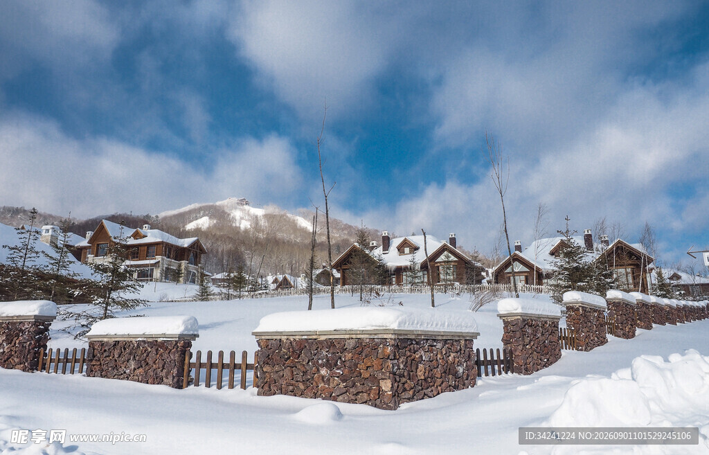 雪覆山村美景