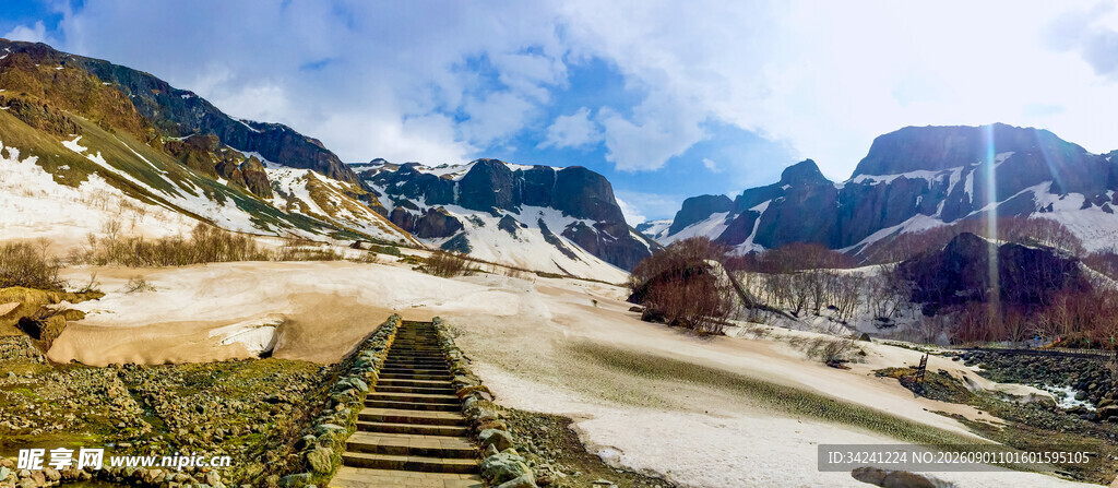 壮丽雪山下的蜿蜒道路