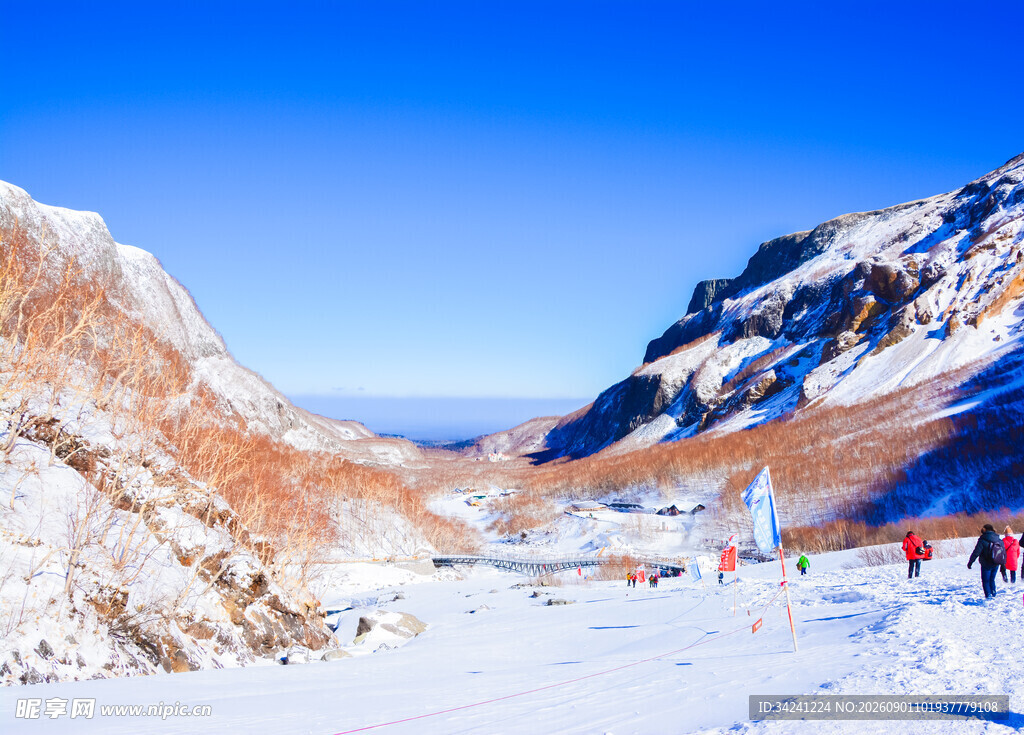 雪山滑雪场的欢乐景象