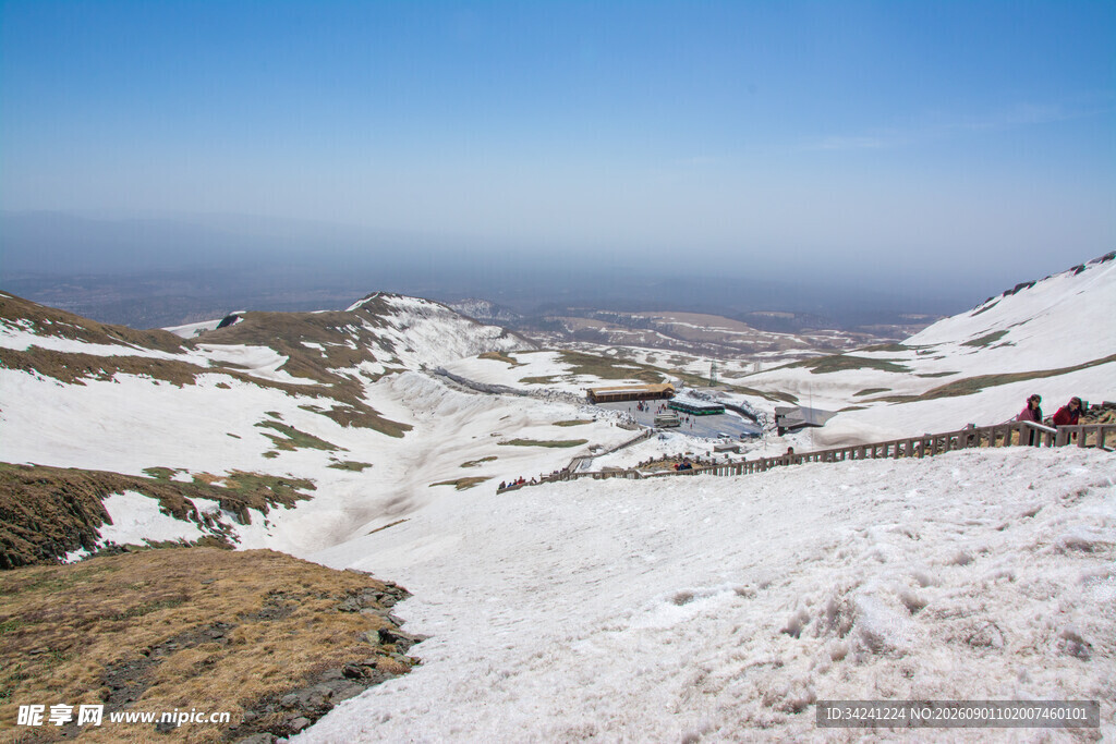 雪山风景山间雪与裸露土地