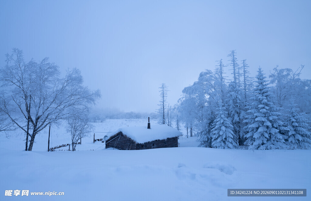 雪覆乡村小屋冬日景象