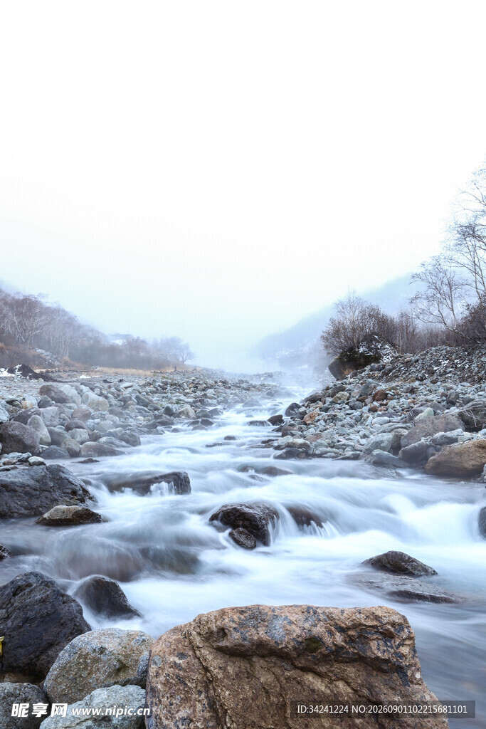 山间溪流冬日灵动之景
