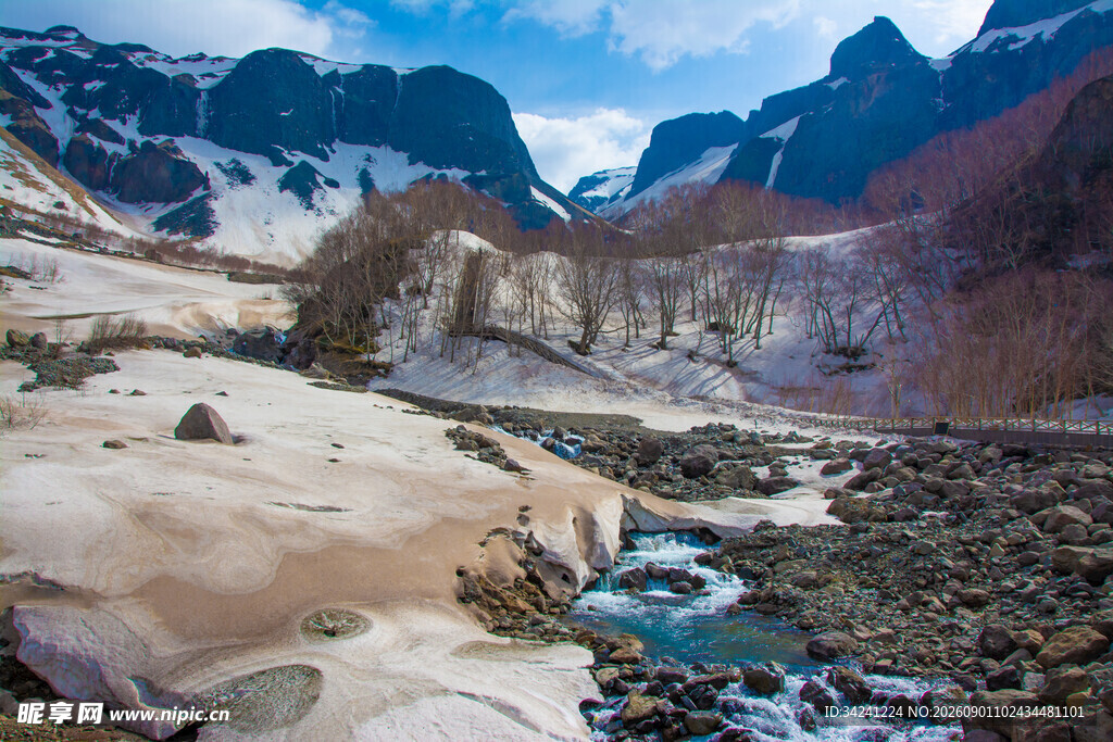 雪山下的潺潺溪流