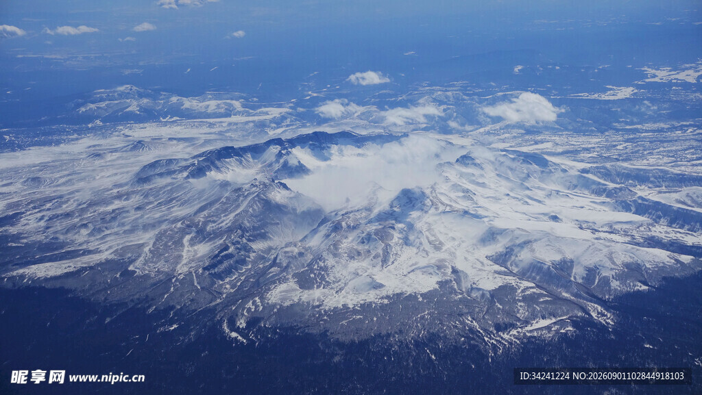 高空俯瞰壮丽雪山景观