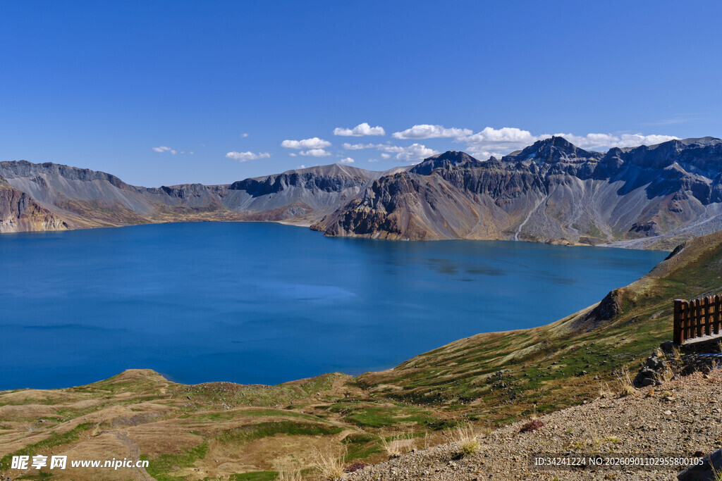 高山湖畔美景