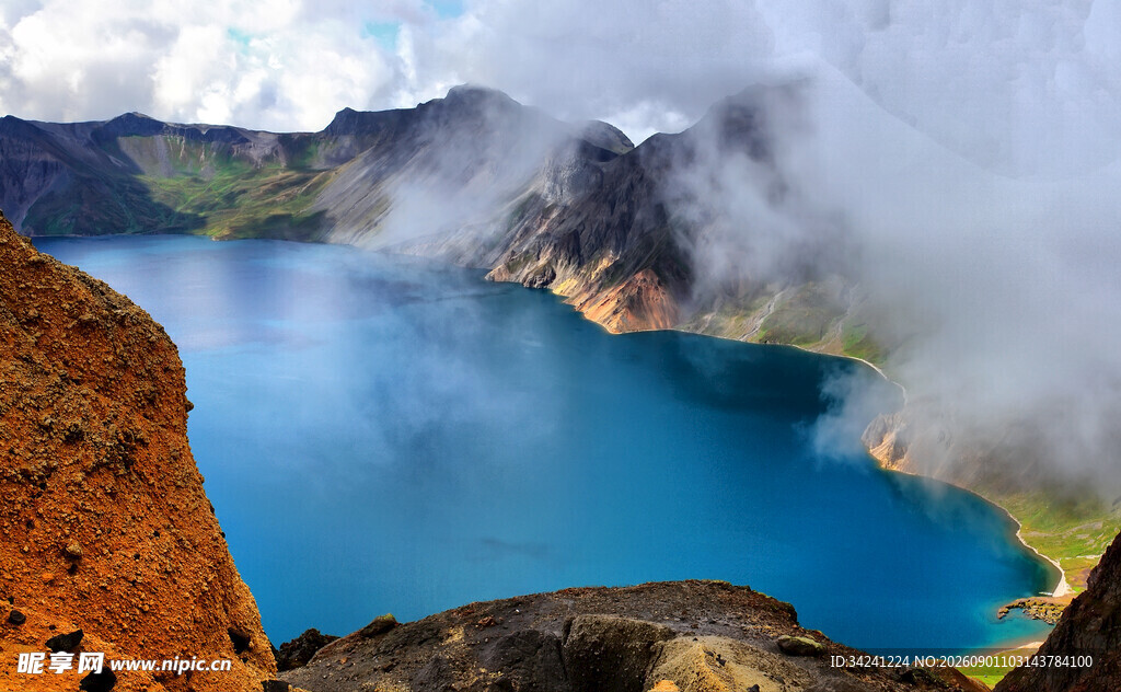 高山蓝湖壮丽美景