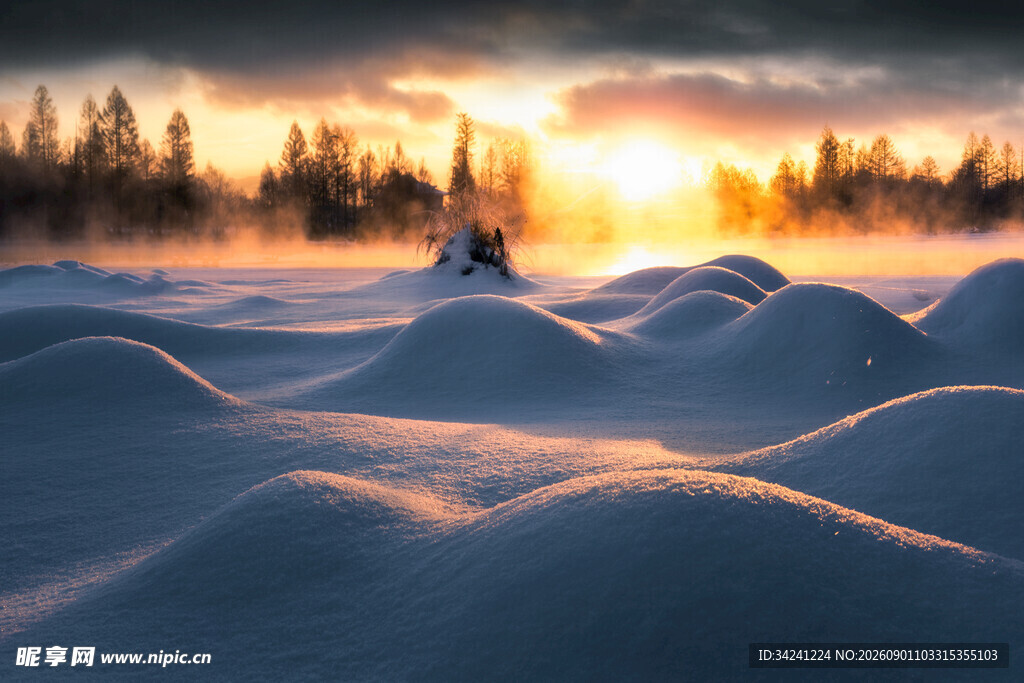 雪地夕阳下的孤独身影