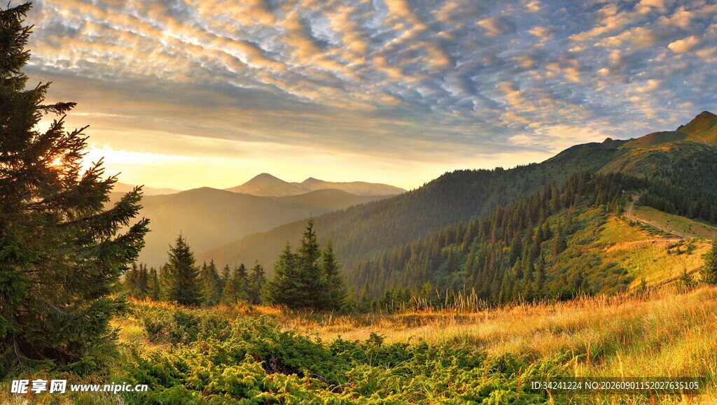 山间晨曦美景