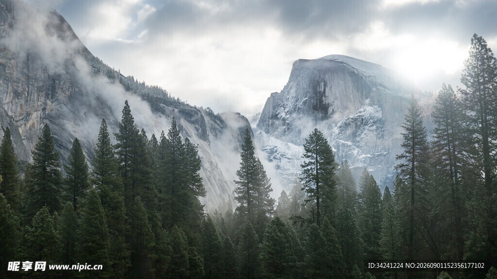 山林间巍峨壮丽的山脉景观