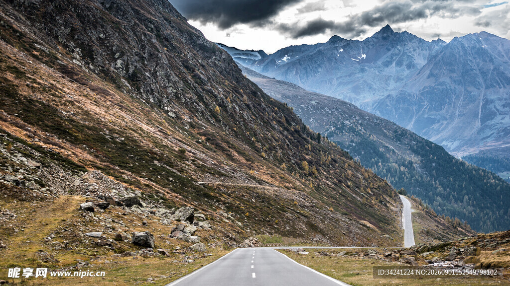 山间公路壮美自然景观
