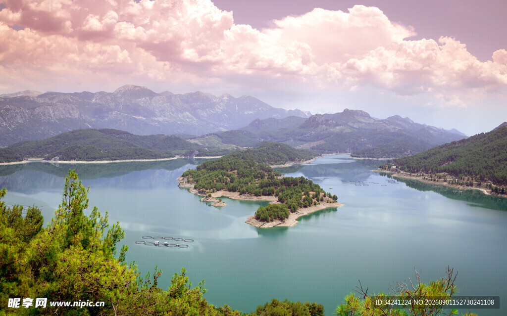 美丽湖景与岛屿风光