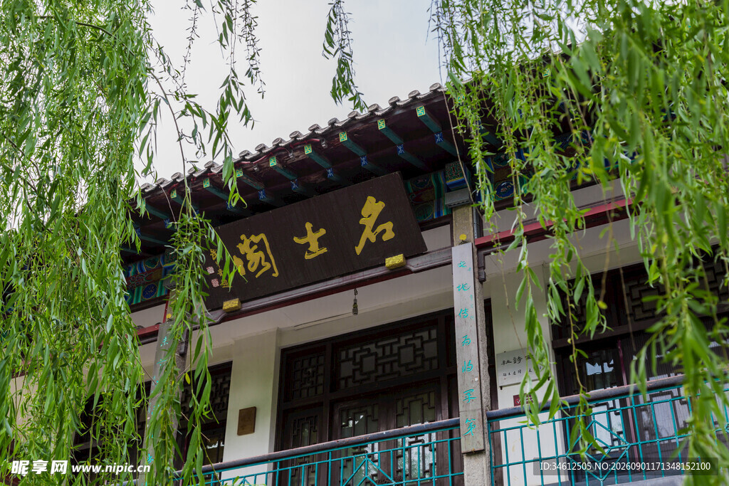 中式古建筑下的垂柳景观