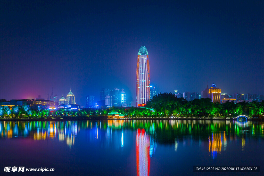 城市夜景倒映于平静湖面