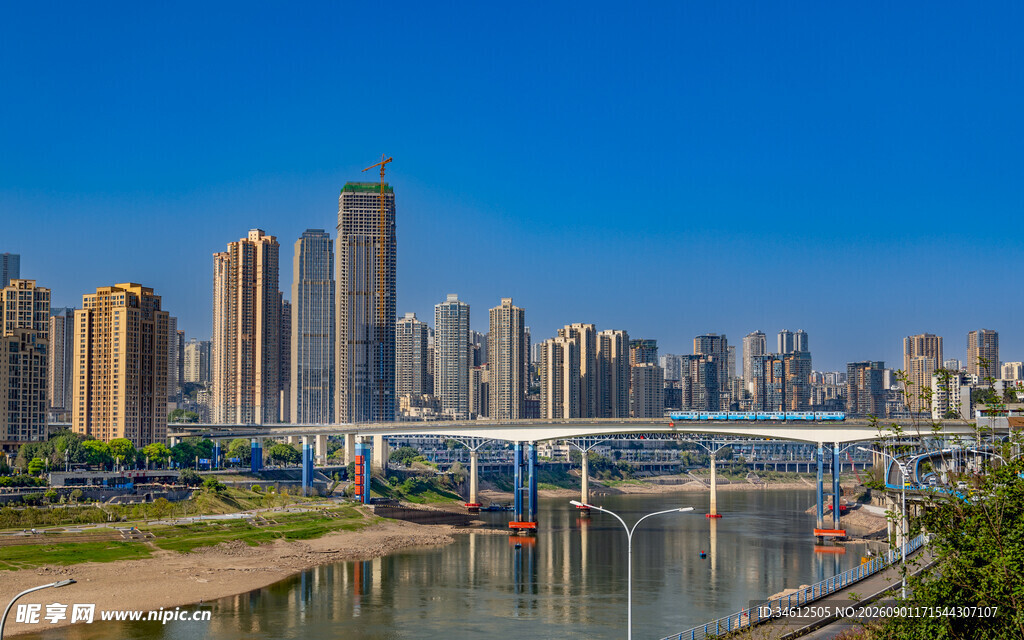 城市河畔高楼景观