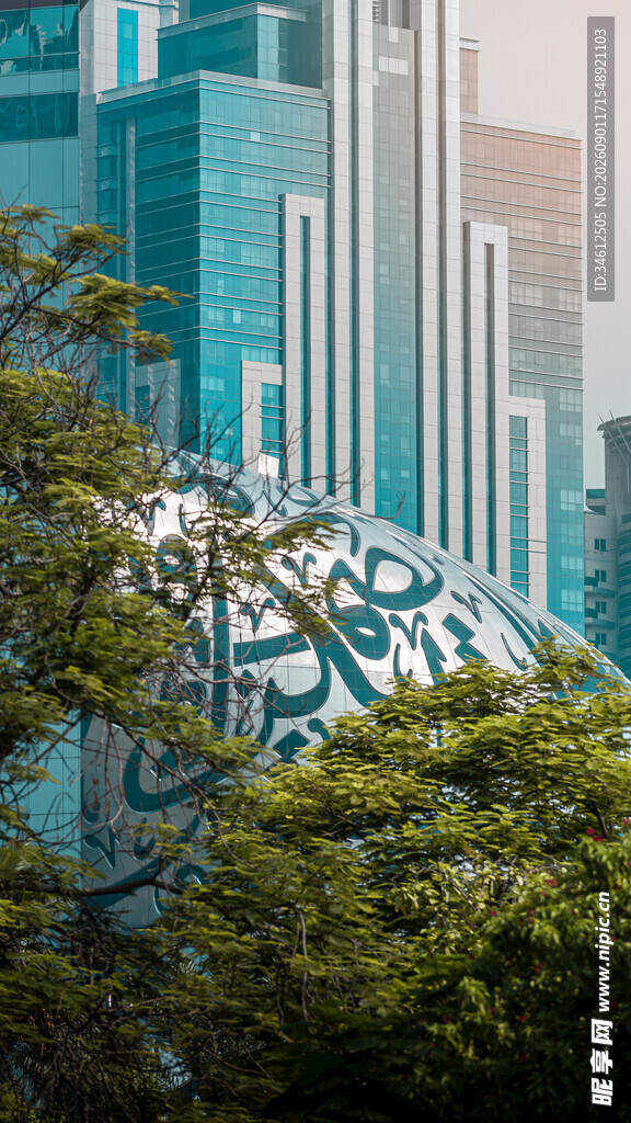 城市中葱郁树木与现代建筑
