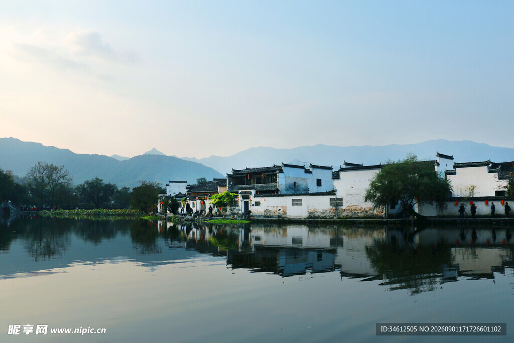 湖畔白墙黑瓦村落美景