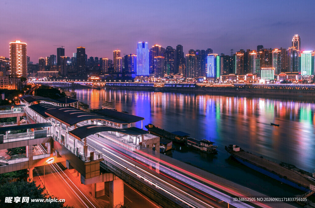 城市河畔夜景璀璨风光