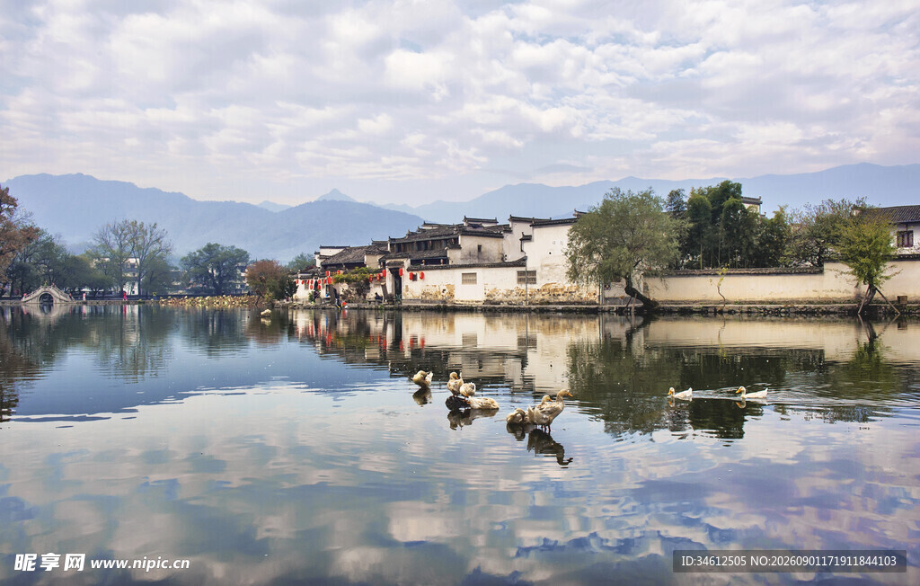 宁静水乡湖面倒影美景