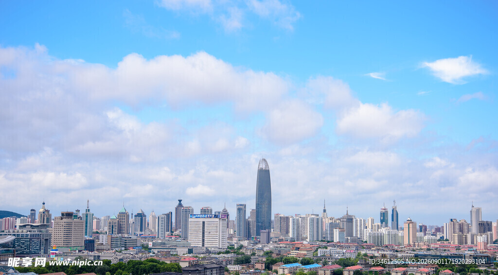 城市天际线蓝天白云下