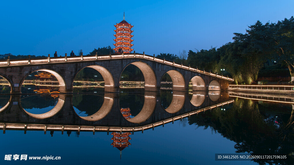 湖畔拱桥古塔静谧美景