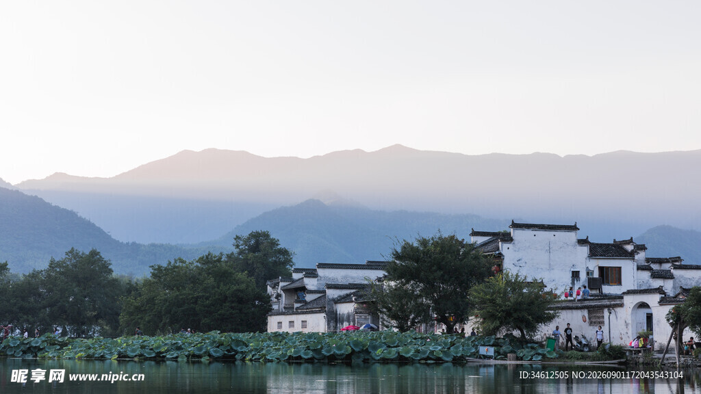 徽派村落傍山临水美景
