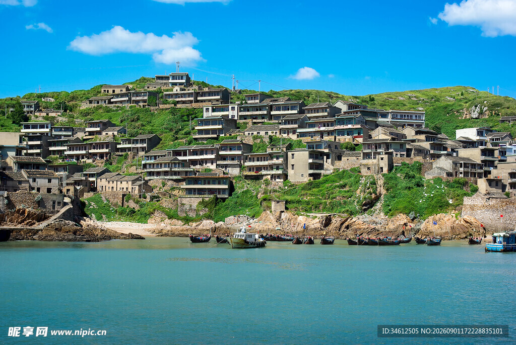 海边错落有致的石砌建筑