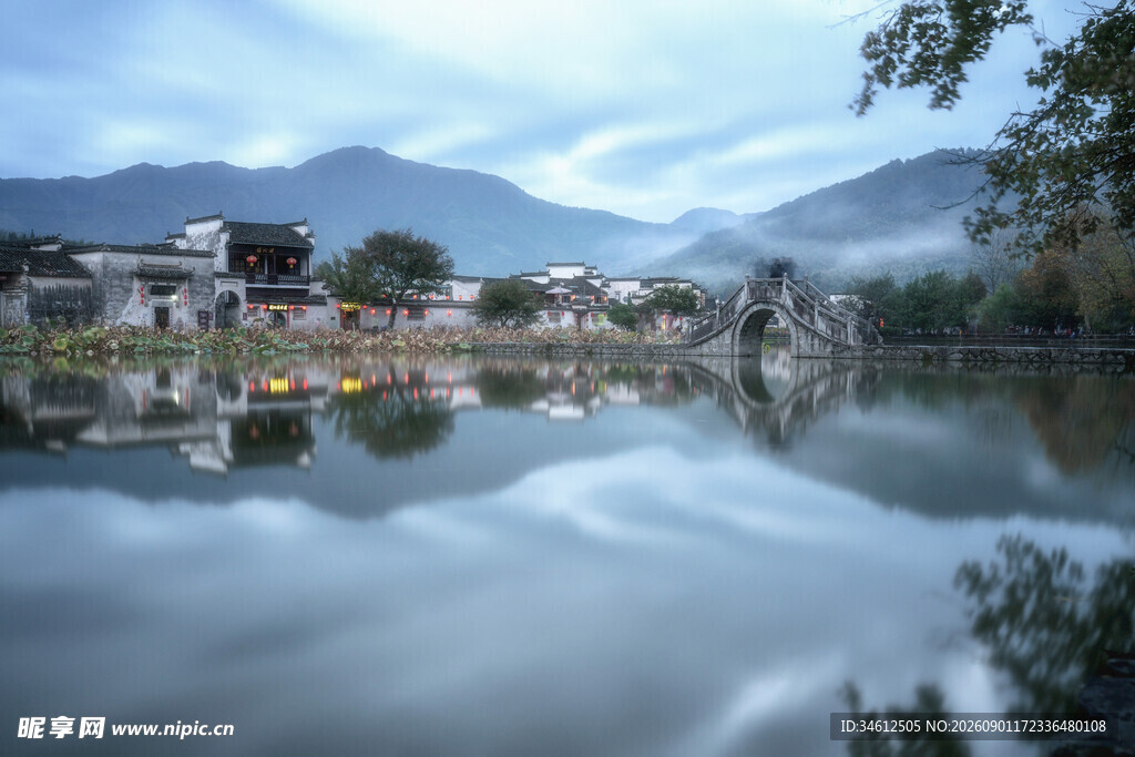 山水相依的宁静村落景色