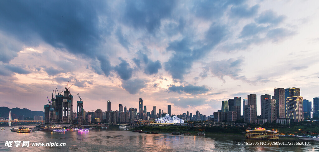 城市天际线黄昏壮丽景观