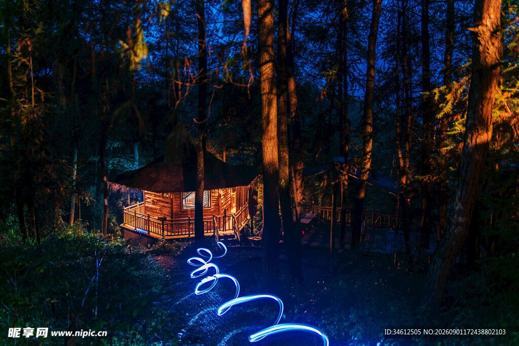 森林中梦幻灯光小屋夜景