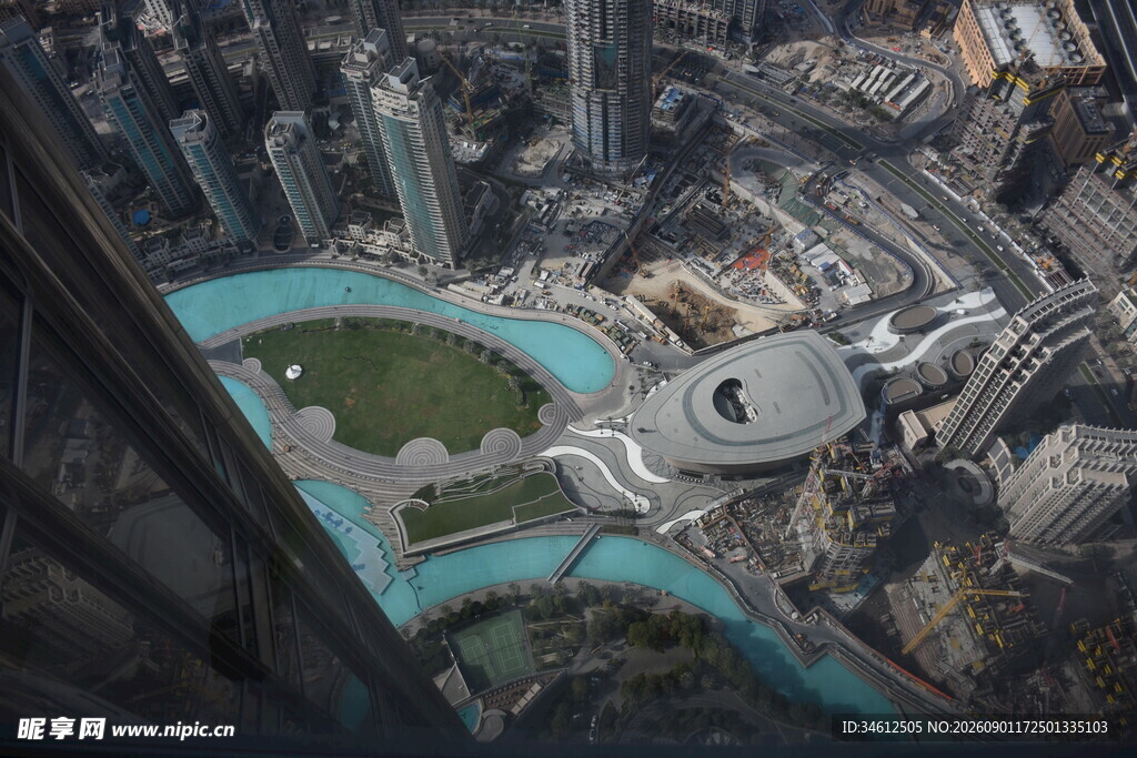俯瞰城市中的绿地与建筑