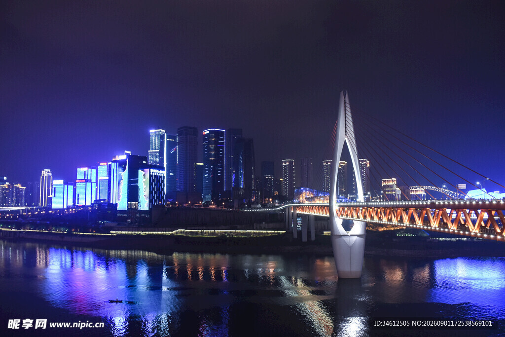 城市夜景中的桥梁与灯火