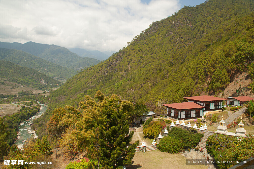 山间红顶建筑自然美景