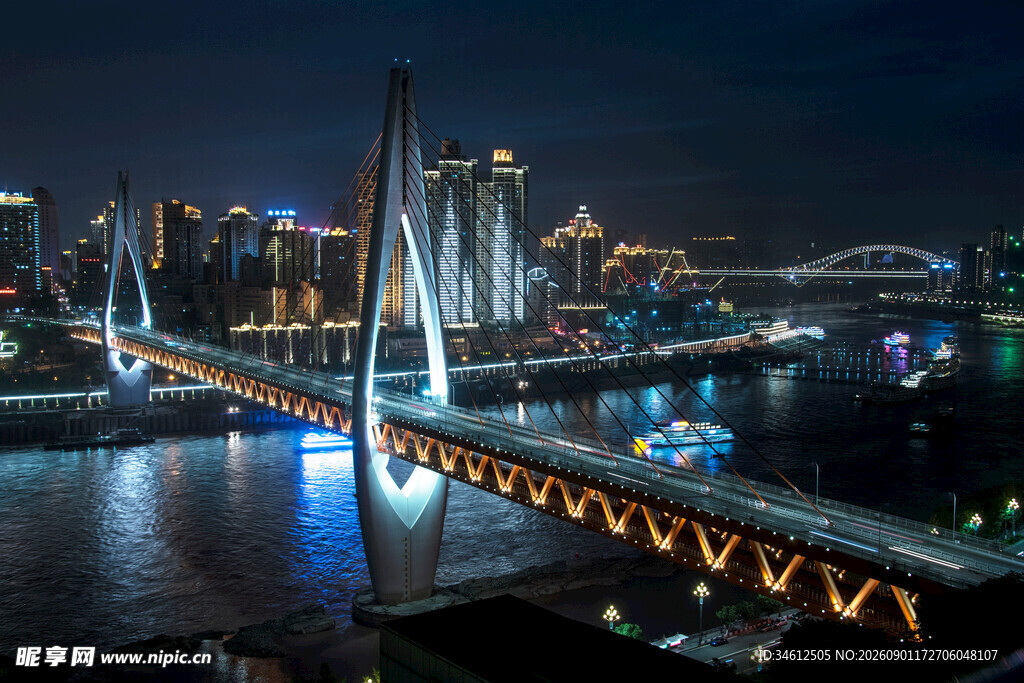 城市夜景中的璀璨桥梁