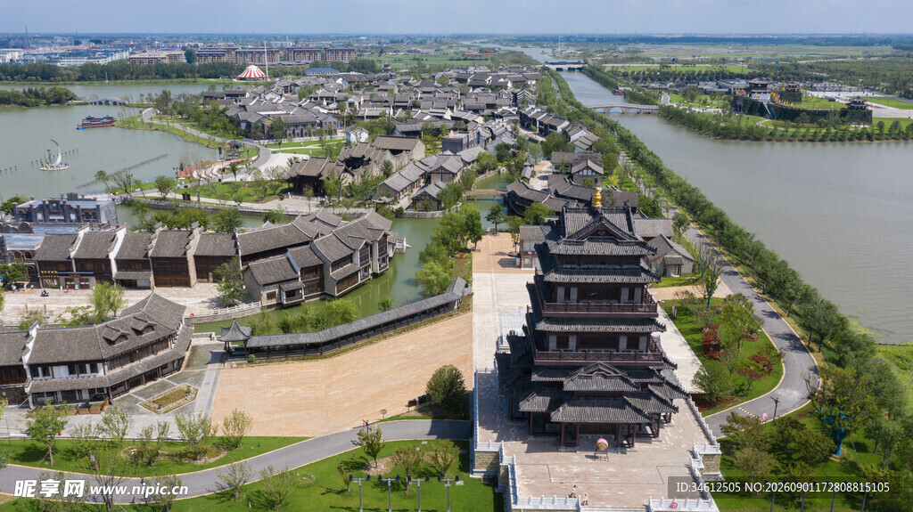 俯瞰古风建筑与河畔景致