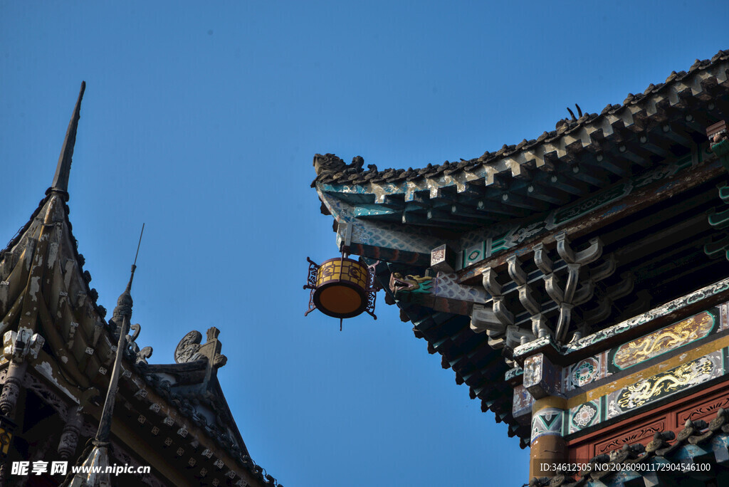 中式古建筑屋檐与蓝天
